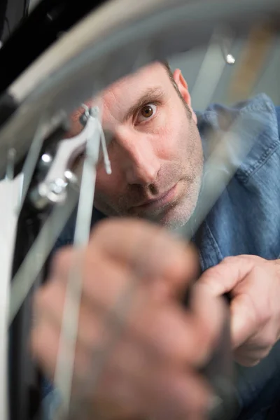 Visão Próxima Homem Inlating Pneu Bicicleta — Fotografia de Stock