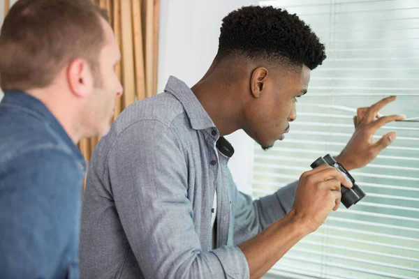 Dos Hombres Están Mirando Ventana — Foto de Stock