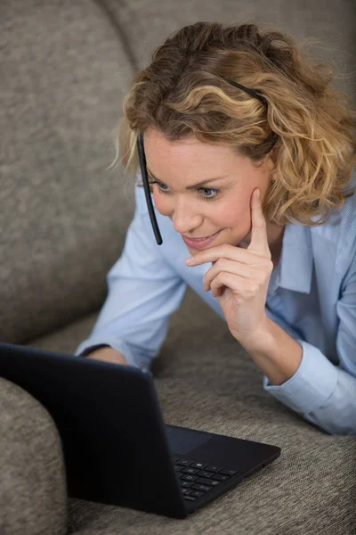 Woman Sofa Working Laptop — Stock Photo, Image