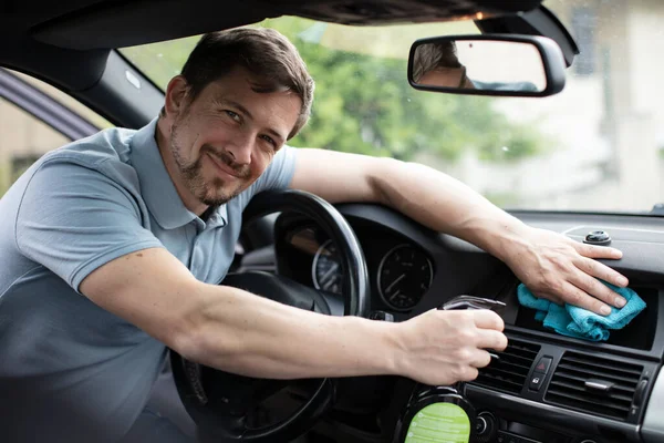 Gelukkig Man Schoonmaken Auto Interieur — Stockfoto