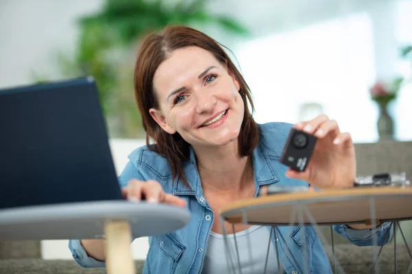 Porträt Einer Reifen Frau Beim Ausprobieren Ihrer Neuen Kamera — Stockfoto