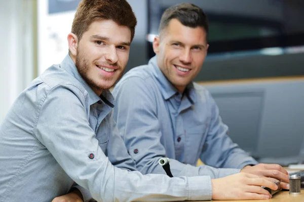 Dois Homens Trabalhadores Sorrindo Para Câmera — Fotografia de Stock