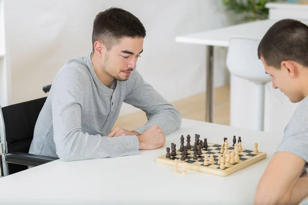 Portrait Friends Playing Chess — Stock Photo, Image