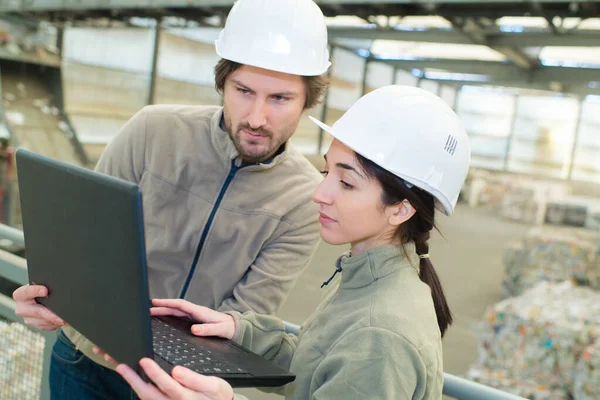 Werknemers Een Recyclinginstallatie — Stockfoto