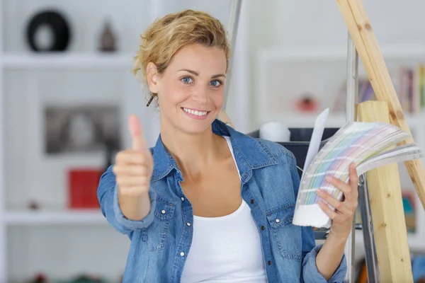 Vrouw Met Verf Kleurkaarten Maken Duimen Gebaar — Stockfoto