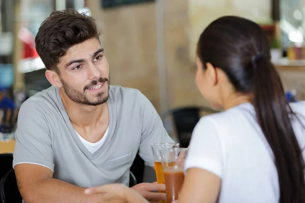 Brindis Pareja Tomando Una Cerveza Bar — Foto de Stock