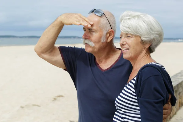 Glad Senior Vuxen Par Turister Tittar Något — Stockfoto