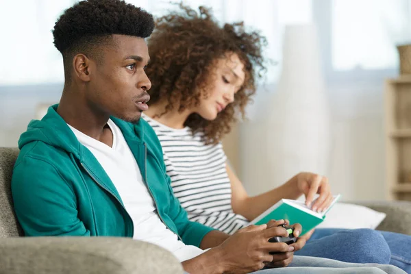 Homme Jouant Des Jeux Vidéo Livre Lecture Femme — Photo