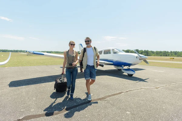私人喷气式飞机旁边的夫妇 — 图库照片