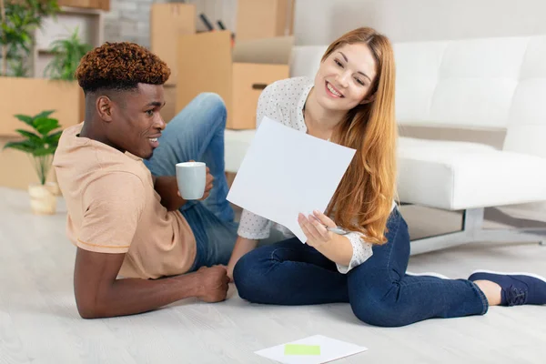 Casual Young Couple Discussing Moving Packed Boxes — Stock Photo, Image