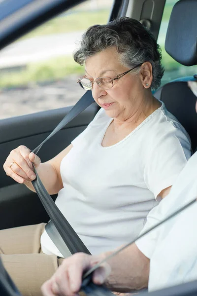Schöne Seniorin Schnallt Sicherheitsgurt Auto — Stockfoto