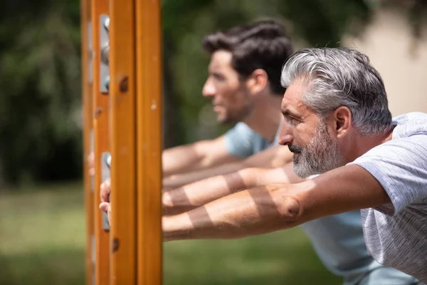 Atleta Masculino Haciendo Ejercicio Aire Libre — Foto de Stock