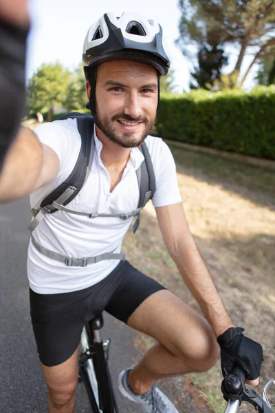 Szczęśliwy Uśmiechnięty Rowerzysta Człowiek Jazdy Rower Biorąc Selfie Zdjęcie — Zdjęcie stockowe