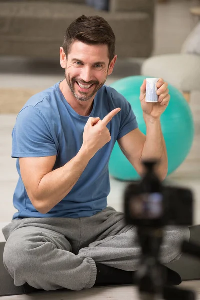 Jovem Masculino Esporte Blogger Gravação Vídeo Casa — Fotografia de Stock