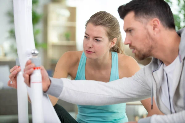 Eine Frau Mit Einem Trainer Beim Training Fitnessstudio — Stockfoto