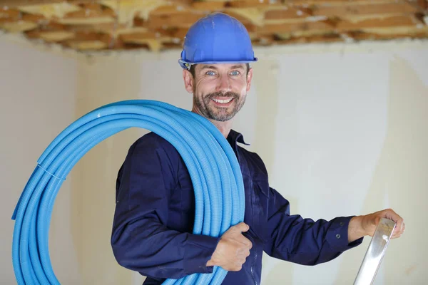 Loodgieter Staan Ladder Werken Met Buizen — Stockfoto