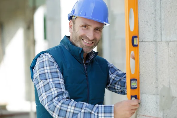 Felice Ingegnere Edile Strumento Livellamento Lavoro — Foto Stock