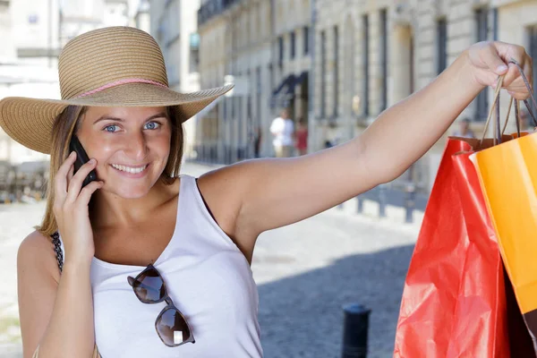 Счастливая Женщина Телефону Делает Покупки Открытом Воздухе — стоковое фото