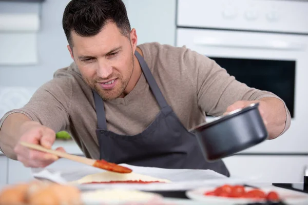 Man Pizza Koken Thuis — Stockfoto