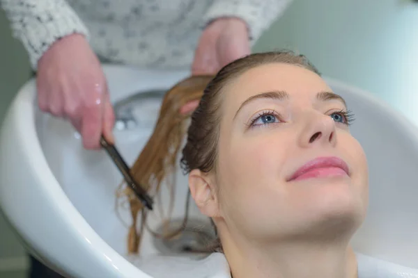 Kobieta Jest Coraz Mycie Włosów Fryzjer — Zdjęcie stockowe
