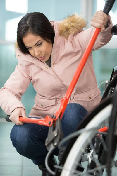 Mujer Usando Las Cortadoras Perno Una Cerradura Bicicleta — Foto de Stock