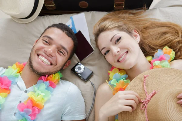 Amantes Felizes Deitado Cama Antes Feriado — Fotografia de Stock