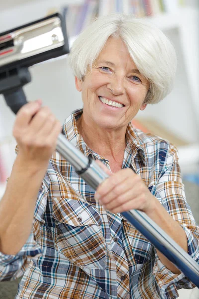 Heureux Femme Âgée Avant Aspirateur Maison — Photo