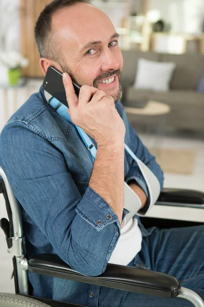 Férfi Tolószékben Beszél Telefonon — Stock Fotó