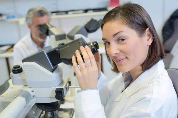 Observar Moléculas Desde Los Microscopios — Foto de Stock