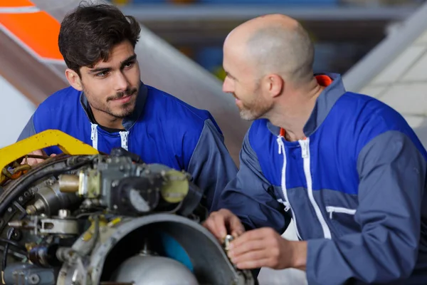 Monteur Boordwerktuigkundige Gesprek — Stockfoto