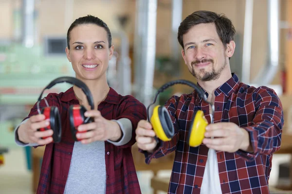 Due Operai Che Tengono Avanti Paraorecchie — Foto Stock