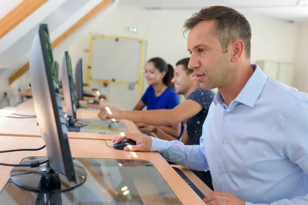 Mogen Man Datorklass — Stockfoto