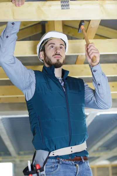 Costruttore Tetti Che Lavora Sulla Struttura Del Tetto — Foto Stock