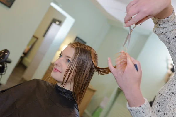 Jong Mooi Vrouw Having Haar Haar Geknipt Kappers — Stockfoto