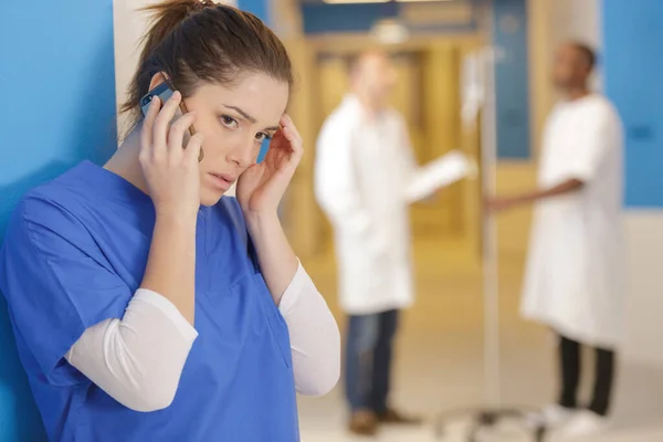 Assistente Medico Stressato Con Sacco Lavoro Clinica — Foto Stock