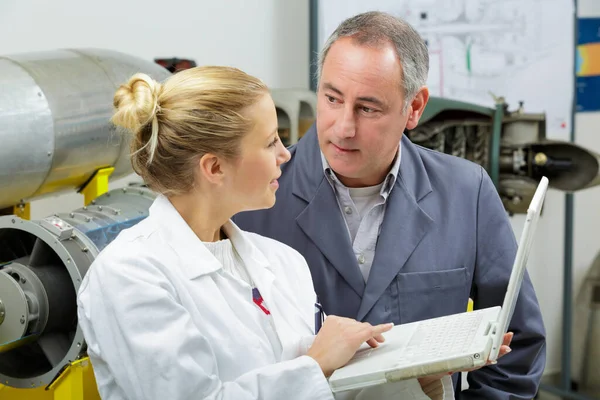 Jonge Vrouw Ingenieur Met Manager — Stockfoto