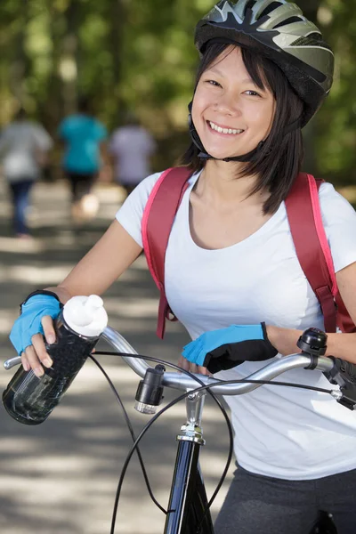 迷人的快乐女自行车手肖像画 — 图库照片