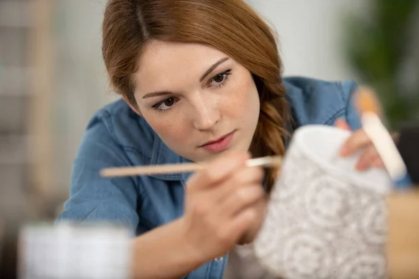 Счастливая Молодая Женщина Рисует Керамические — стоковое фото