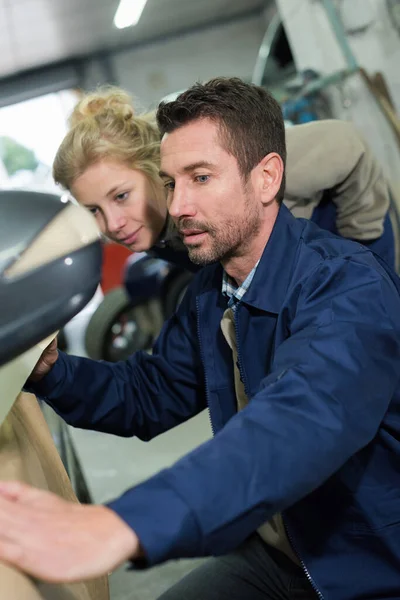 Uomo Giovane Donna Uniforme Guardando Auto — Foto Stock