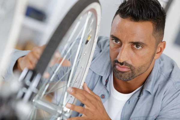 Hombre Fijación Una Rueda Bicicleta —  Fotos de Stock