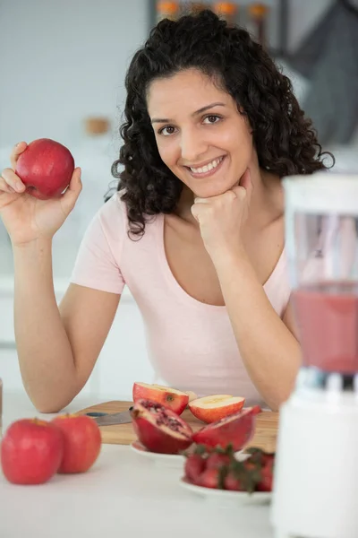 Mujer Retrato Cocina Con Frutas Jugo —  Fotos de Stock