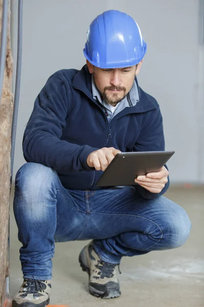 Construtor Homem Verifica Dentro Casa Plano Seu Tablet — Fotografia de Stock