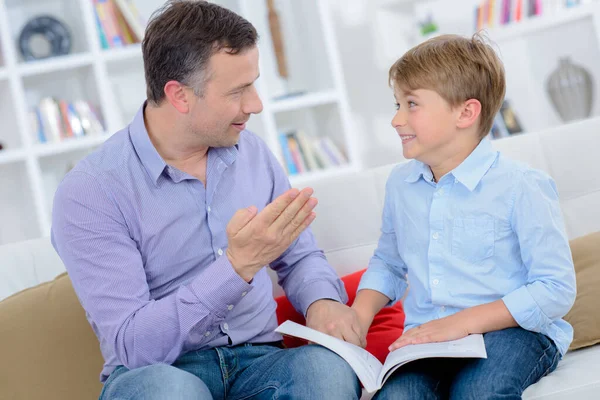 Mann Und Kind Lesen Buch Und Reden — Stockfoto