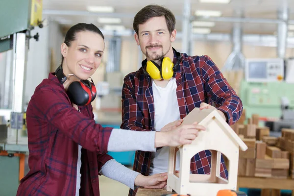 Mężczyzna Kobieta Stolarni Pokazuje Birdhouse — Zdjęcie stockowe