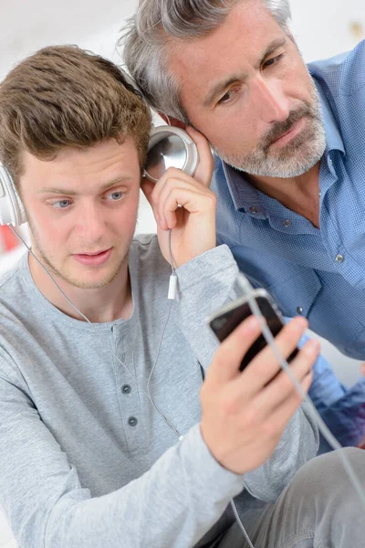 Dois Homens Ouvindo Música — Fotografia de Stock