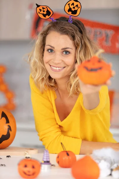 Mujer Preparando Decoraciones Halloween Casa — Foto de Stock