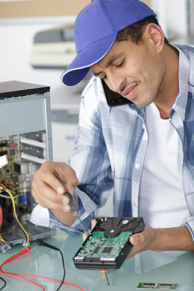 Técnico Informática Telefone Enquanto Ele Repara — Fotografia de Stock
