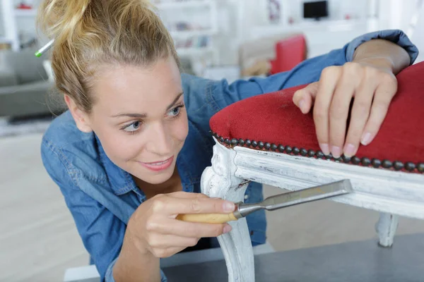 Jeune Femme Ponçant Une Chaise — Photo