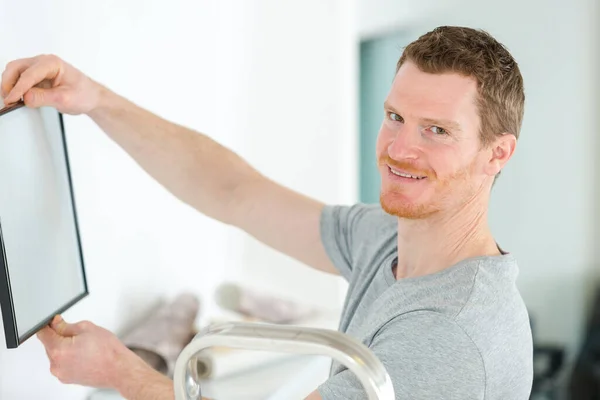 Retrato Del Hombre Colgando Imagen Blanco Pared — Foto de Stock