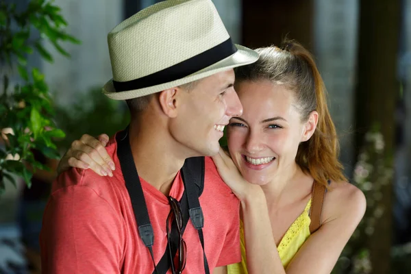 Feliz Joven Pareja Abrazando Riendo Aire Libre —  Fotos de Stock